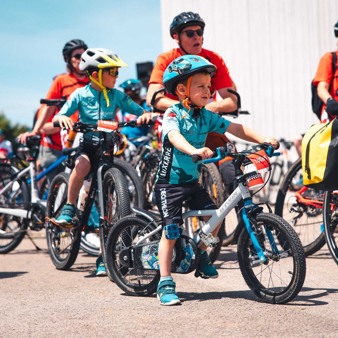 ⚠️ Plus de 80% des places déjà réservées pour la Balade familiale !
Ne tardez pas à vous inscrire si vous voulez en profiter ! 

👉 Au programme :
🔹 2 arrêts incontournables :
>Usine Bel : découvrez le processus de fabrication et les différentes saveurs de La Vache qui rit à travers le monde 🌍
>Maison de La Vache qui rit : plongez dans l’histoire de la marque, son évolution après-guerre et son influence sur toutes les générations 🎉
🎁 La visite se termine par un accès libre aux animations gratuites et ouvertes à tous proposées par le Musée.

📌 Infos pratiques :
Groupes limités à 30 personnes, encadrés par un moniteur cycliste diplômé d’État.
4 départs : 13h30 | 14h15 | 15h00 | 15h45 | 16h30.

📸 @alanis_pic_ 

𝐈𝐧𝐟𝐨𝐫𝐦𝐚𝐭𝐢𝐨𝐧𝐬 & 𝐢𝐧𝐬𝐜𝐫𝐢𝐩𝐭𝐢𝐨𝐧𝐬 ⤵️
✍️ https://cyclosportive-lavachequirit.fr/

#CyclosportiveLaVachequiRit #VachequiRit #Jura #LonsLeSaunier #Gravel #Cyclosport #LaurentJalabert #Cycling #Jaja #granfondo @maisonvqr